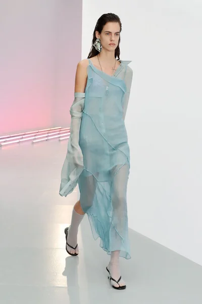 Look 16